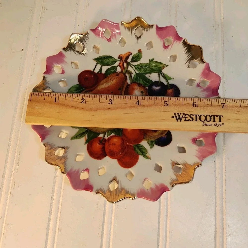 2 PC Vtg Farmhouse Cottage Wall Plate Lattice Strawberry Apple Gold Trim Artmark